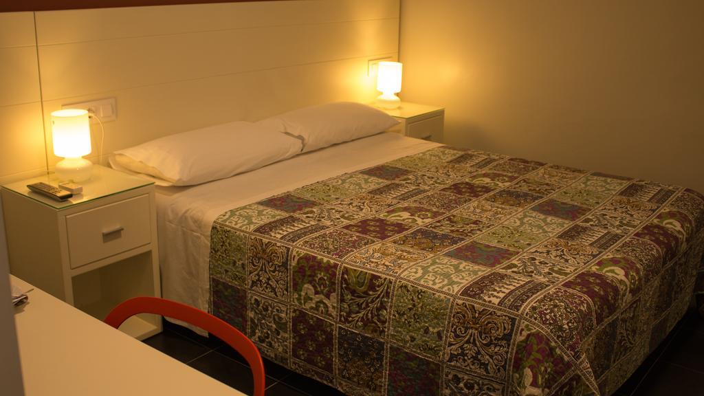 Hostal San Vicente II Севиля Екстериор снимка